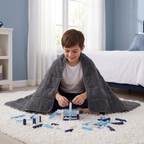 Enfant qui joue avec la couverture lestée enfant sur les épaules